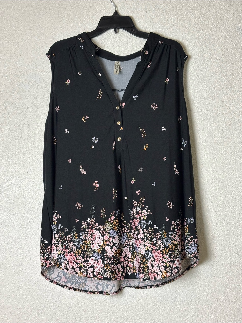 Perseption Black Sleeveless Floral-Hem Split V Tunic - Picture 2 of 12